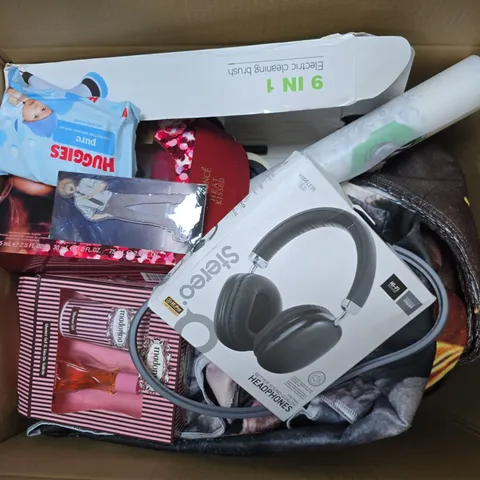 APPROXIMATELY 12 ASSORTED ITEMS TO INCLUDE STEREO HEADPHONES, ELECTRIC CLEANING BRUSH, MADONNA EAU DE COUTURE EAU DE TOILETTE, ETC - COLLECTION ONLY