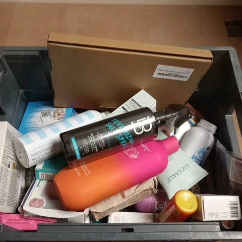 BOX OF APPROXIMATELY 10 ASSORTED BEAUTY PRODUCTS INCLUDING LEVEL 3 TEXTURIZING SALT SPRAY, BODYOLOGY INDULGENT BODY WASH AND THE CORNISH SEAWEED BATH CO SHAMPOO