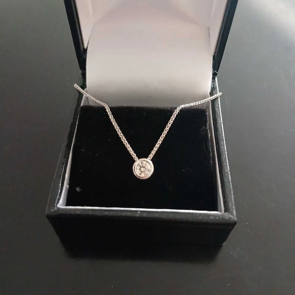 18CT WHITE GOLD SLIDER PEMDANT ON CHAIN SET WITH NATURAL DIAMOND