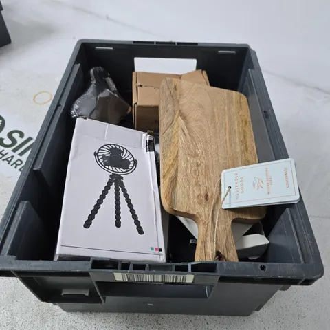 BOX CONTAINING A MIX OF 15 ASSORTED ITEMS INCLUDING GRIPPERS, SHOPPING BOARD, HAND FAN ETC.
