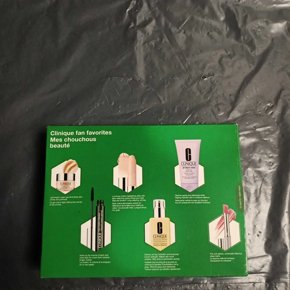 CLINIQUE FAN FAVORITES MAKE-UP SET – 