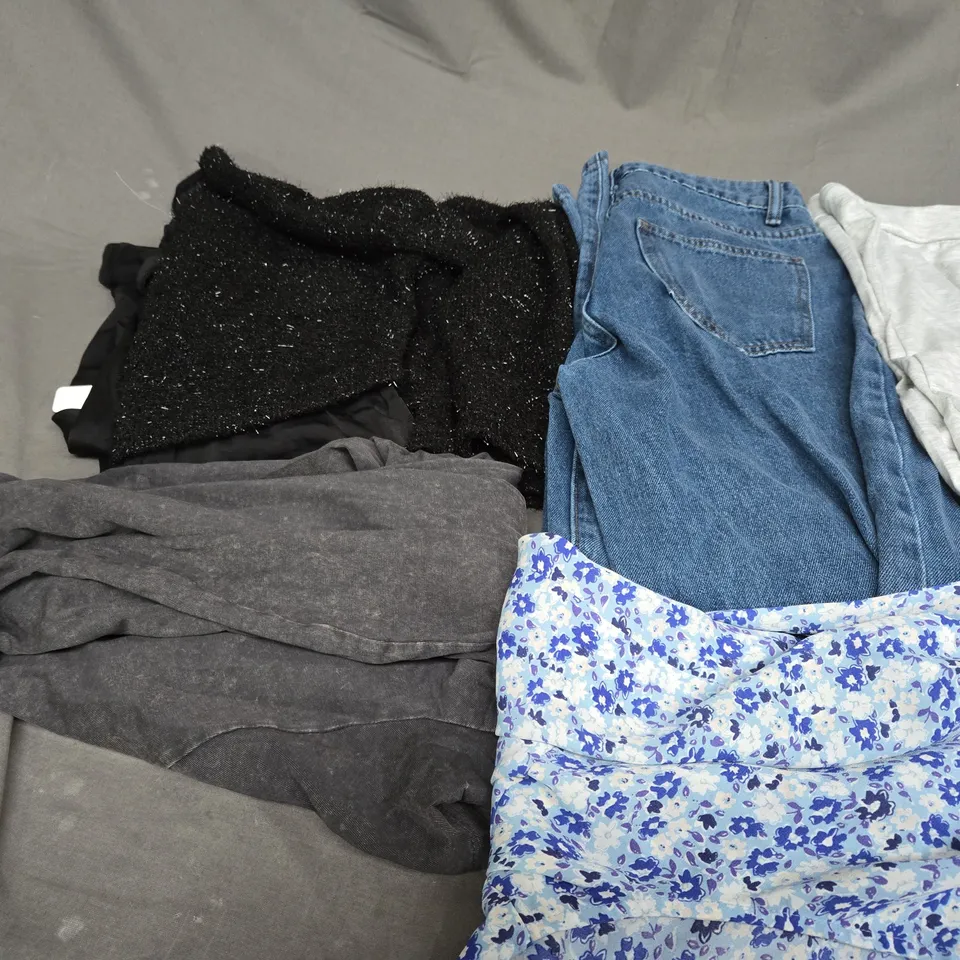 APPROXIMATELY 20 ASSORTED CLOTHING ITEMS IN VARIOUS SIZES TO INCLUDE - JEANS , PANTS , T-SHIRT ETC