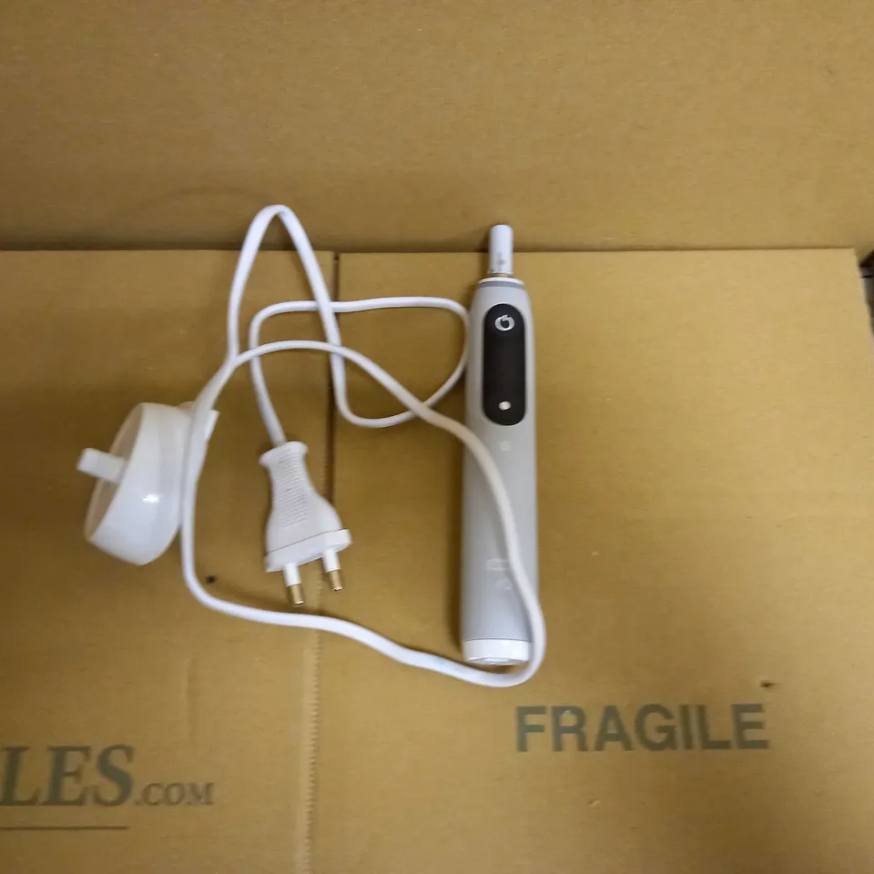 ORAL-B IO6 ELECTRIC TOOTHBRUSH