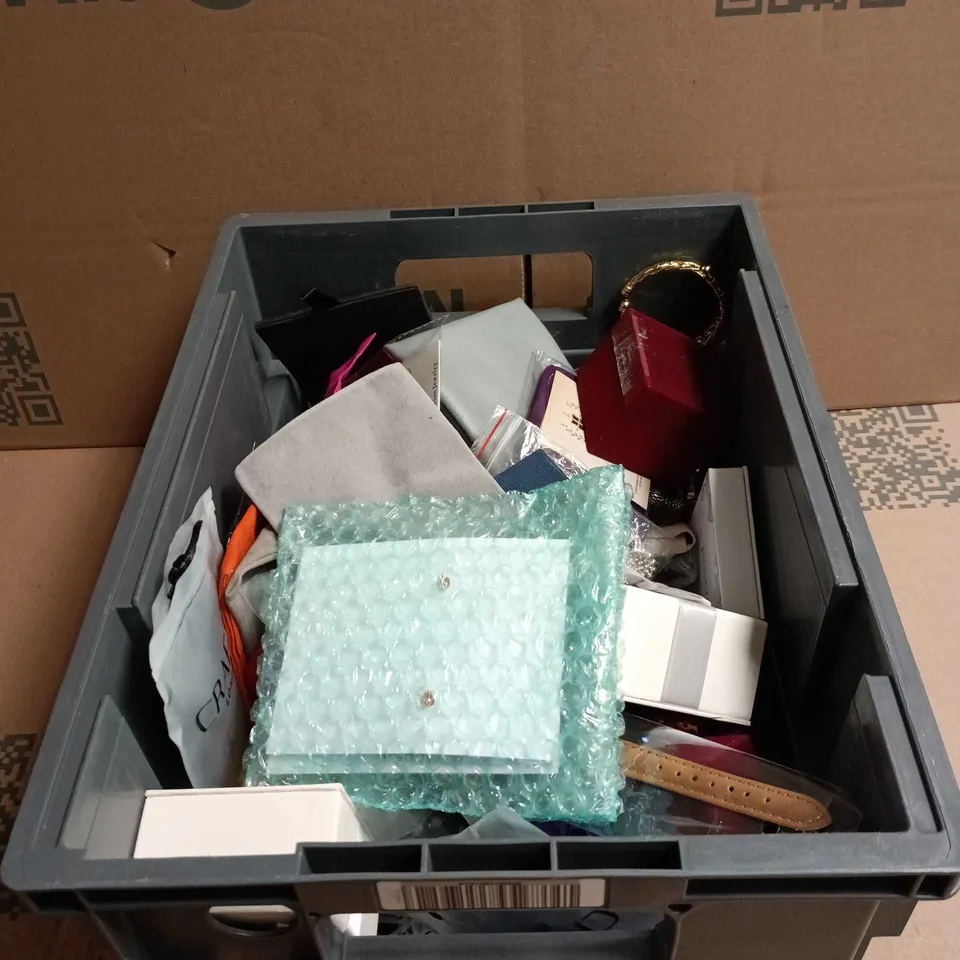 TOTE OF APPROXIMATELY 30 ASSORTED JEWELLERY ITEMS TO INCLUDE WATCHES, NECKLACES, VONALA ETC