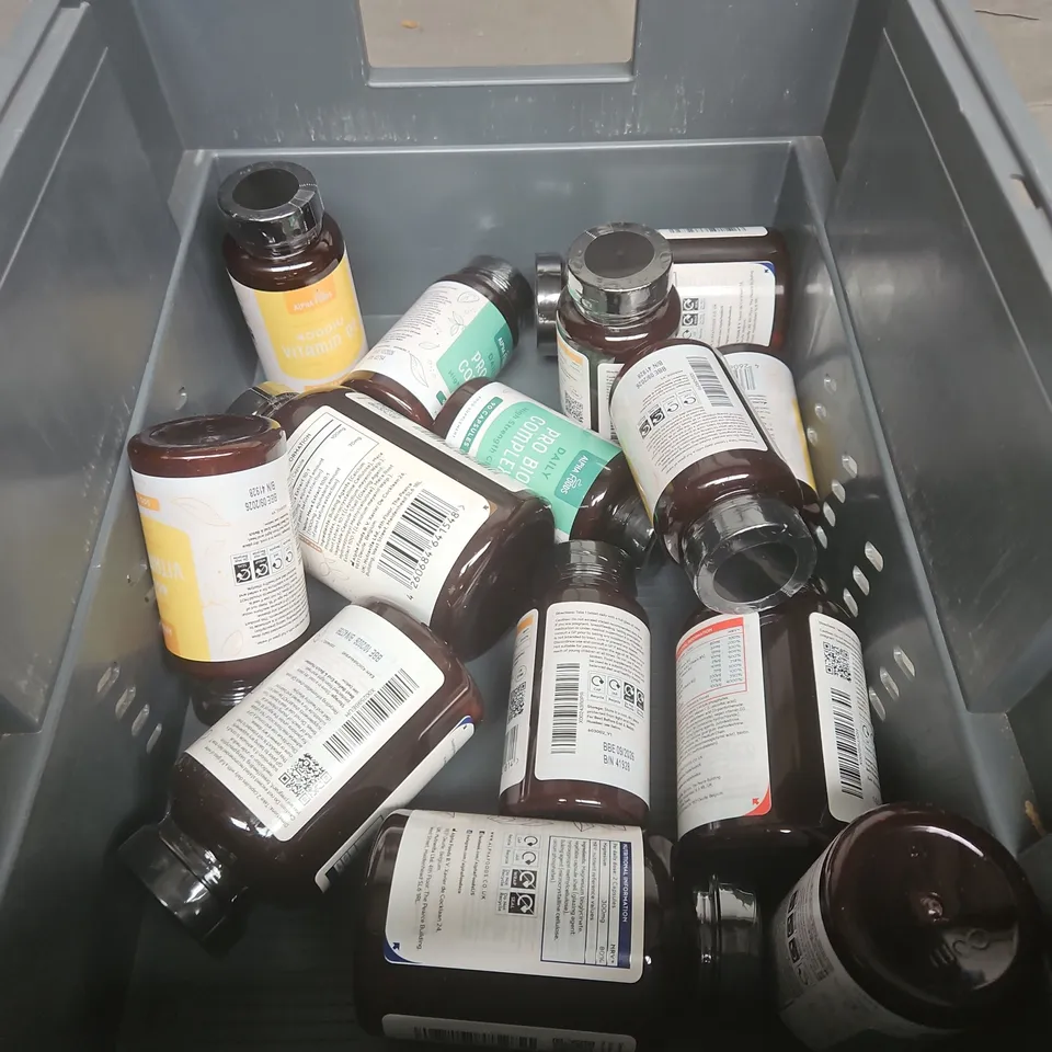 TOTE OF APPROXIMATELY 15 ASSORTED ALPHA FOODS PRODUCTS TO INCLUDE PRO BIO COMPLEX CAPSULES - MACA ROOT CAPSULES AND VITAMIN B COMPLEX TABLETS