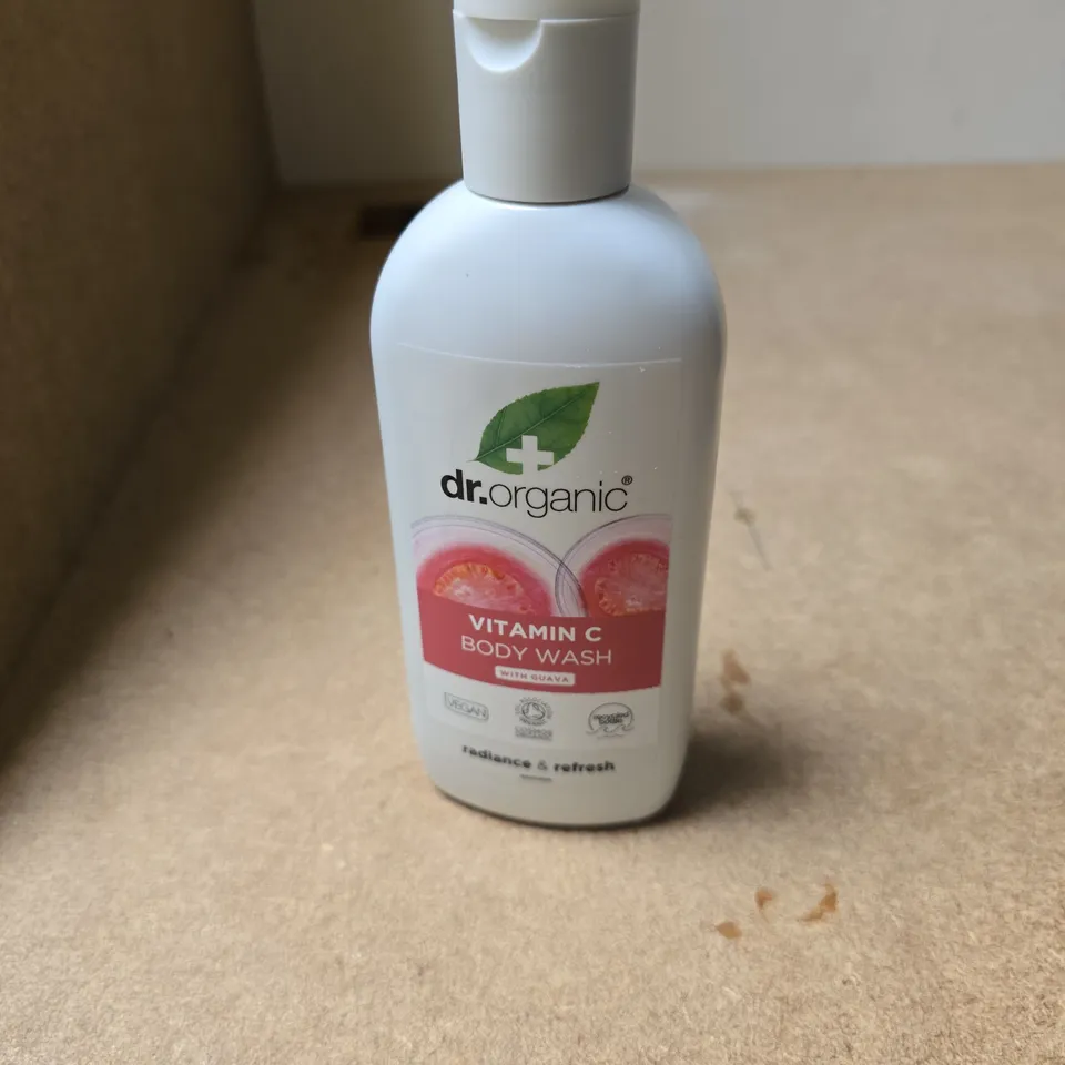 APPROXIMATELY 20 ASSORTED COSMETIC ITEMS INCLUDING HIBIWASH , DR ORGANIC BODY WASH AND KERASTASE SHAMPOO