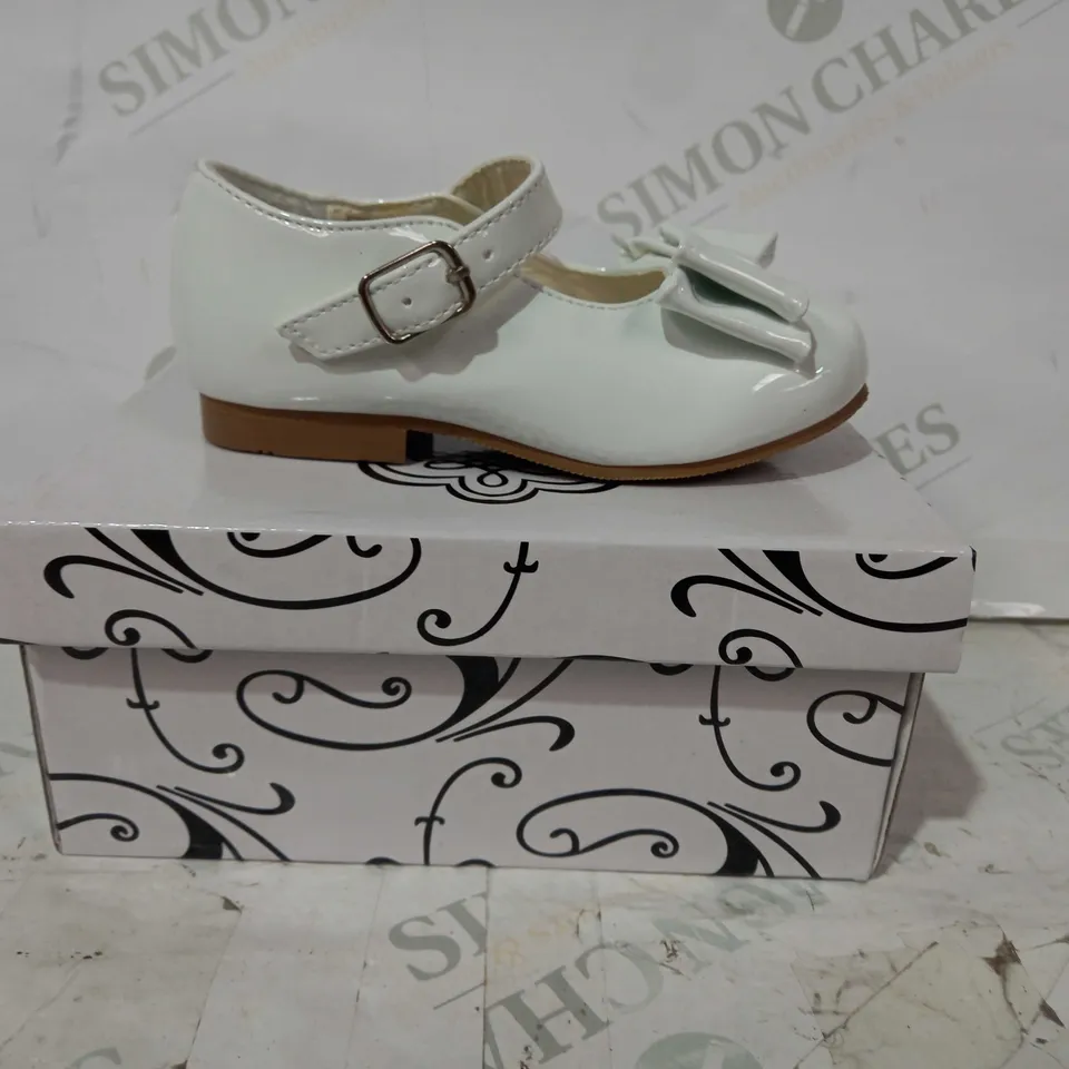 BOXED PAIR OF SEVVA CHILDREN'S BOW SHOES IN WHITE SIZE 7