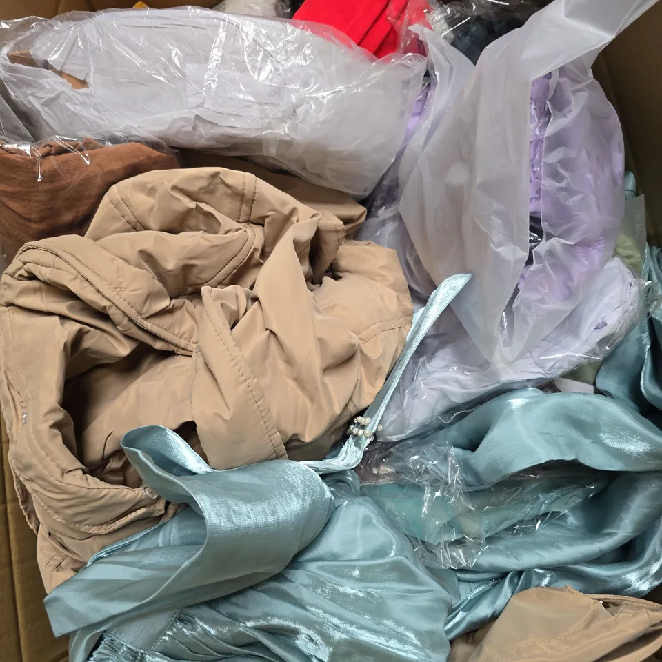 BOX OF APPROXIMATELY 20 ASSORTED CLOTHING ITEMS TO INCLUDE SHORTS, TROUSERS, TOPS, ETC