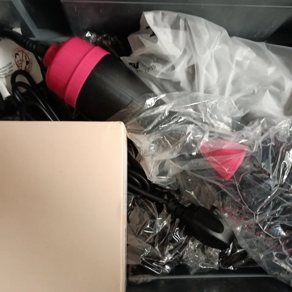 APPROXIMATELY 5 ASSORTED COSMETIC ITEMS TO INCLUDE SLEEP MASK, HAIR BOW, ETC - COLLECTION ONLY