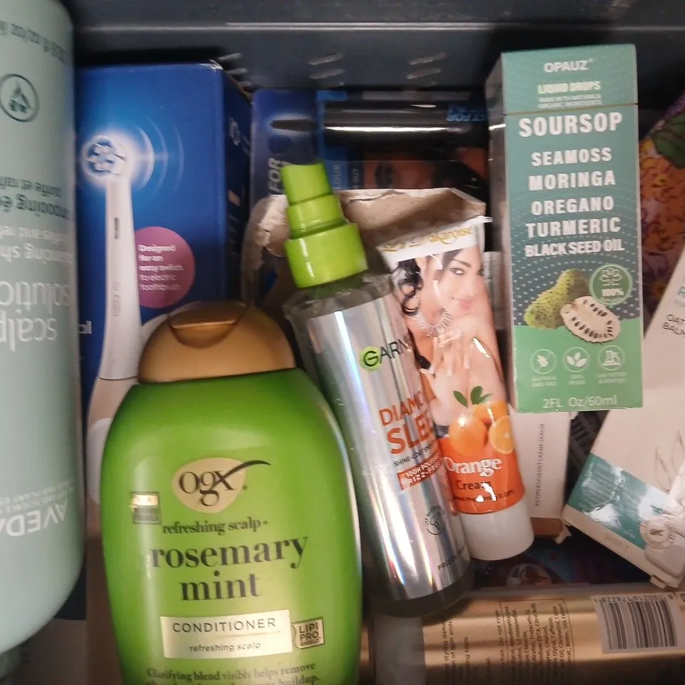 APPROXIMATELY 15 ASSORTED COSMETIC ITEMS INCLUDING VARIOUS MAKES AND BRANDS - COLLECTION ONLY
