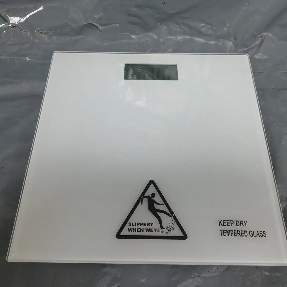 UNBRANDED TEMPERED GLASS DIGITAL BATHROOM SCALES IN WHITE - COLLECTION ONLY