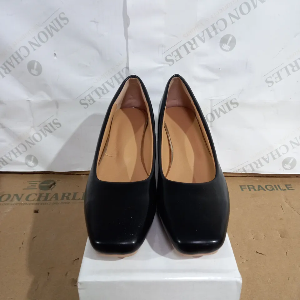 WOMENS LOW BLOCKED HEELED SHOES SIZE 39