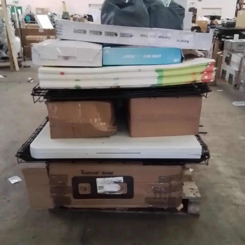 PALLET OF ASSORTED HOUSEHOLD GOODS AND PRODUCTS TO INCLUDE;SUITCASES,SUN LOUNGER,DOG CAGE,FOLDING TABLE,PREMIUM LEAF BLOWER 