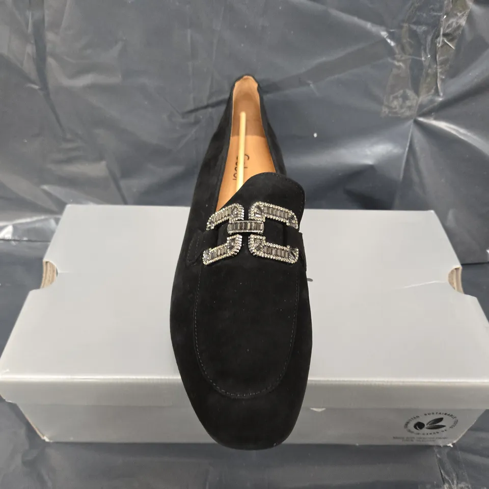 BOXED PAIR OF GABOR SLIP ON SHOES IN BLACK - SIZE 8