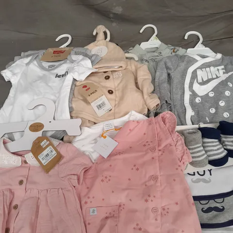 APPROXIMATELY 12 INFANT CLOTHING TO INCLUDE LEVIS, NIKE, JOHN LEWIS, PETER RABBIT IN SIZES 1-2 MONTHS, 3 MONTHS, 12-18 MONTHS 