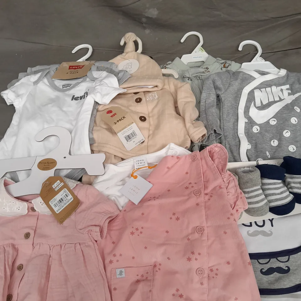 APPROXIMATELY 12 INFANT CLOTHING TO INCLUDE LEVIS, NIKE, JOHN LEWIS, PETER RABBIT IN SIZES 1-2 MONTHS, 3 MONTHS, 12-18 MONTHS 