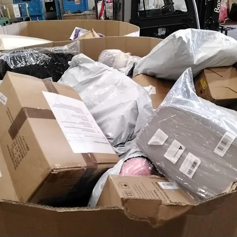 PALLET TO CONTAIN A LARGE ASSORTMENT OF PILLOWS AND CUSHIONS // BRANDS MAY VARY