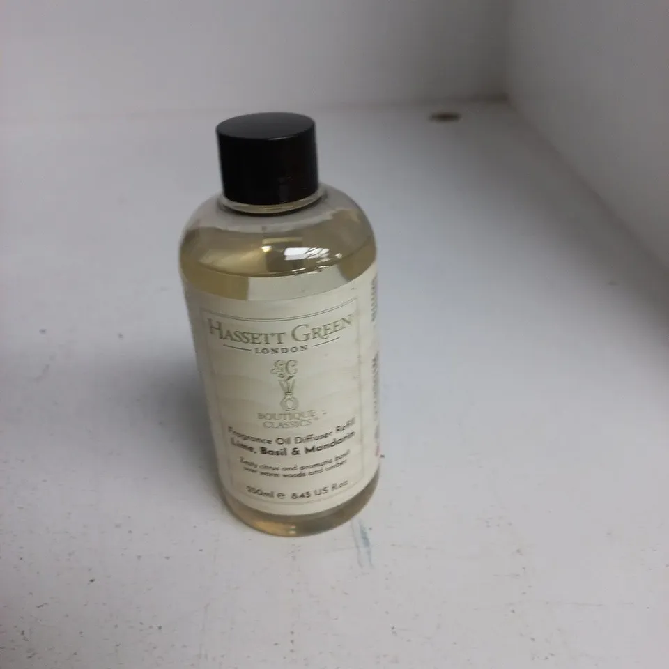 TOTE OF APPROXIMATELY 12 ASSORTED ITEMS TO INCLUDE: HASSET GREEN FRAGRANCE OIL 