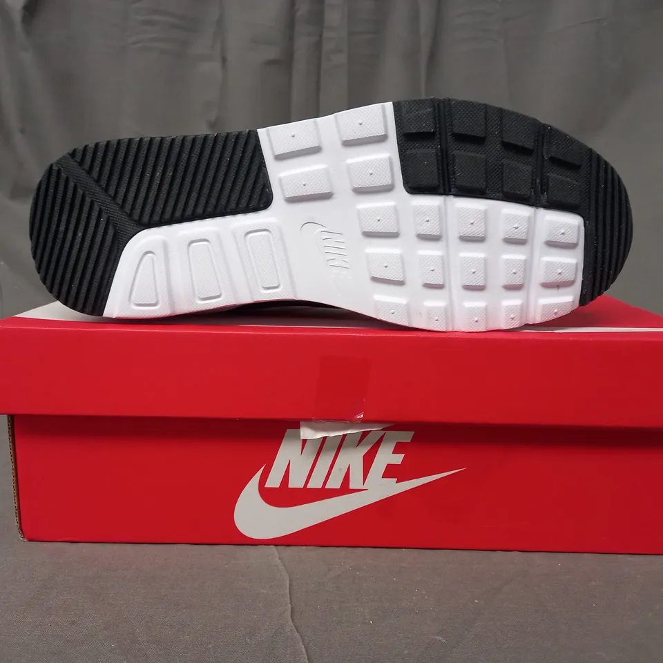 BOXED PAIR OF NIKE AIR MAX SC TRAINERS IN WHITE/BLACK UK SIZE 7