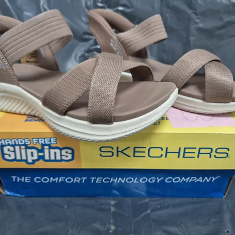 BOXED PAIR OF SKECHERS ULTRA FLEX OPEN TOE SANDALS IN MOCCA SIZE 4