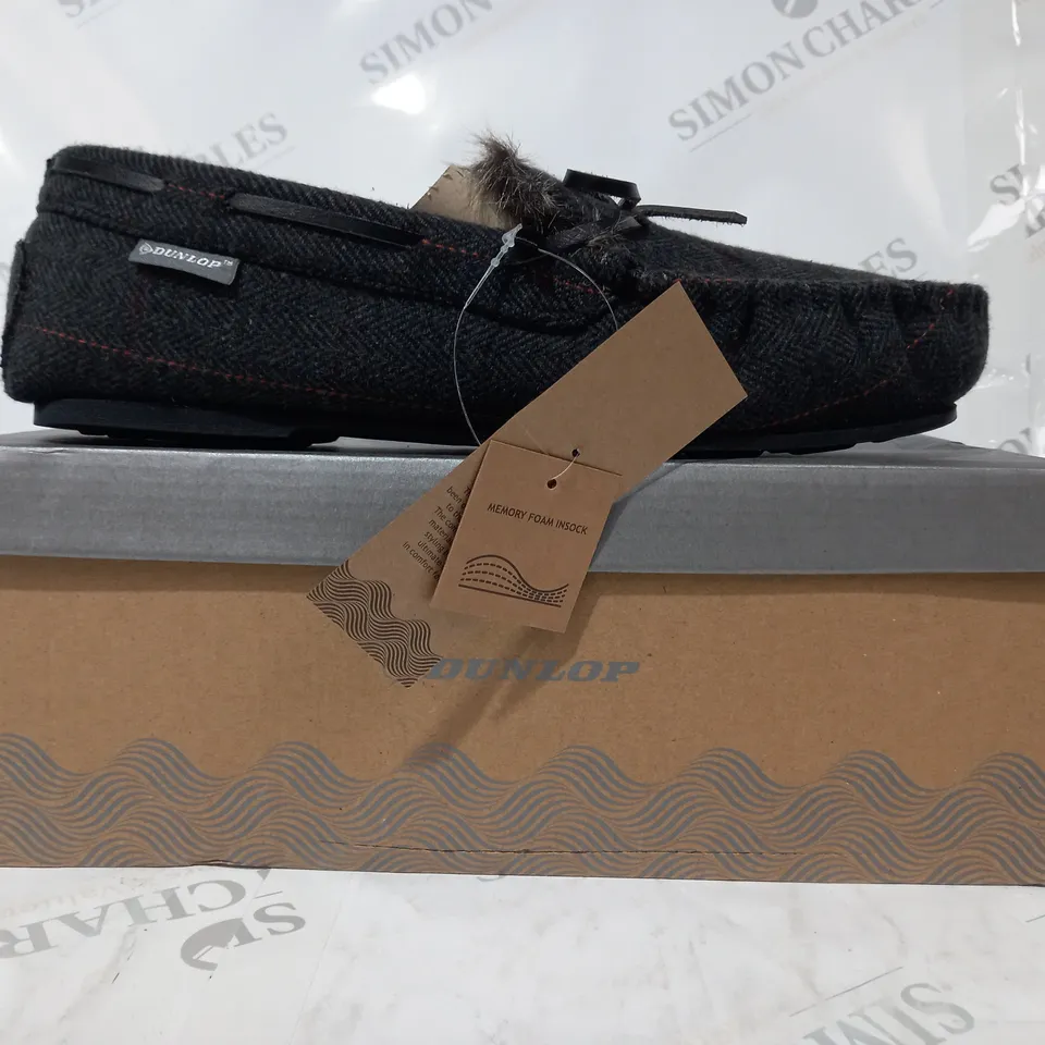 BOXED PAIR OF DUNLOP HERRINGBONE MOCCSASIN SLIPPERS IN BLACK UK SIZE 11