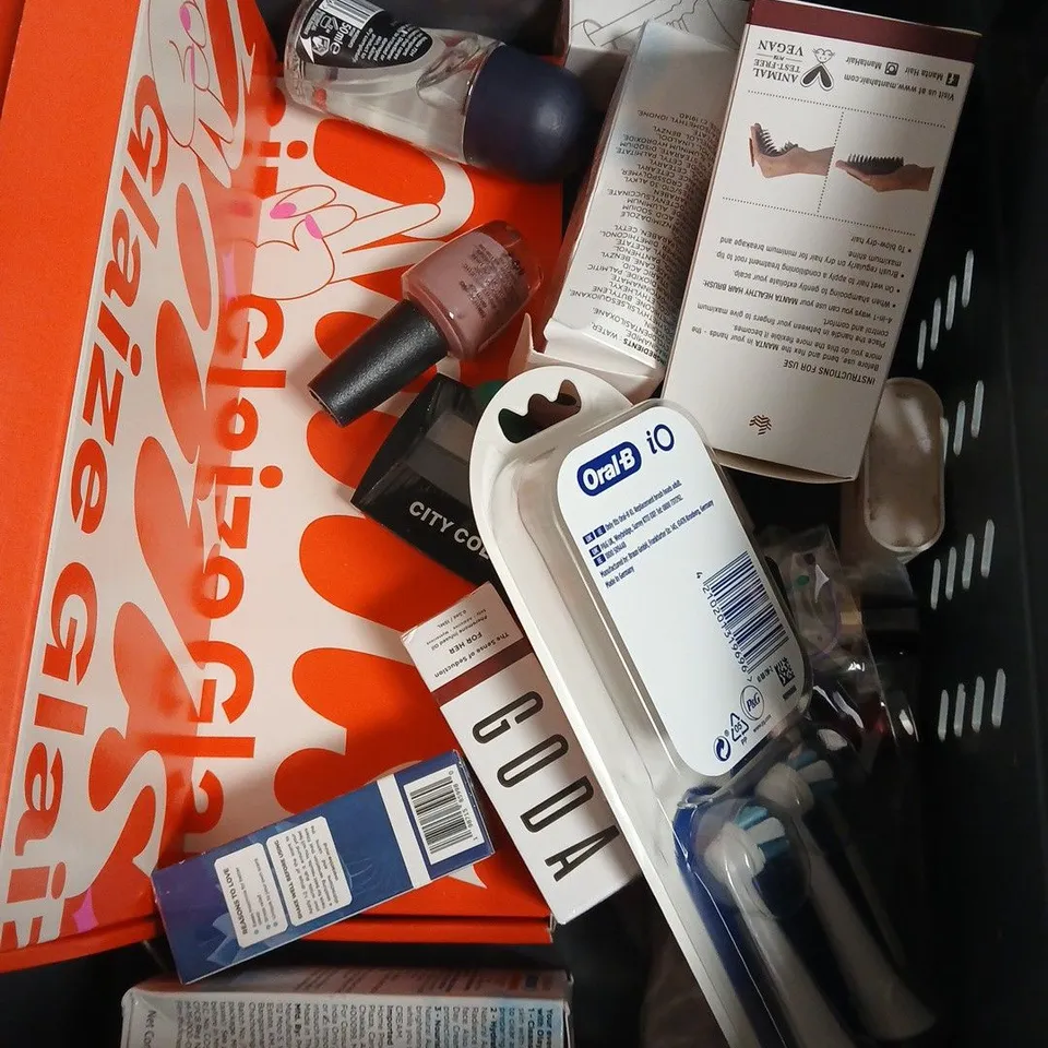 APPROXIMATEY 20 ASSORTED HEALTH AND BEAUTY PRODUCTS TO INCLUDE - GLAIZE MANICURE KIT - MOOGOO NATURAL MILK WASH - ALLIES OF SKIN SUNSCREEN + SELF TANNER - ETC