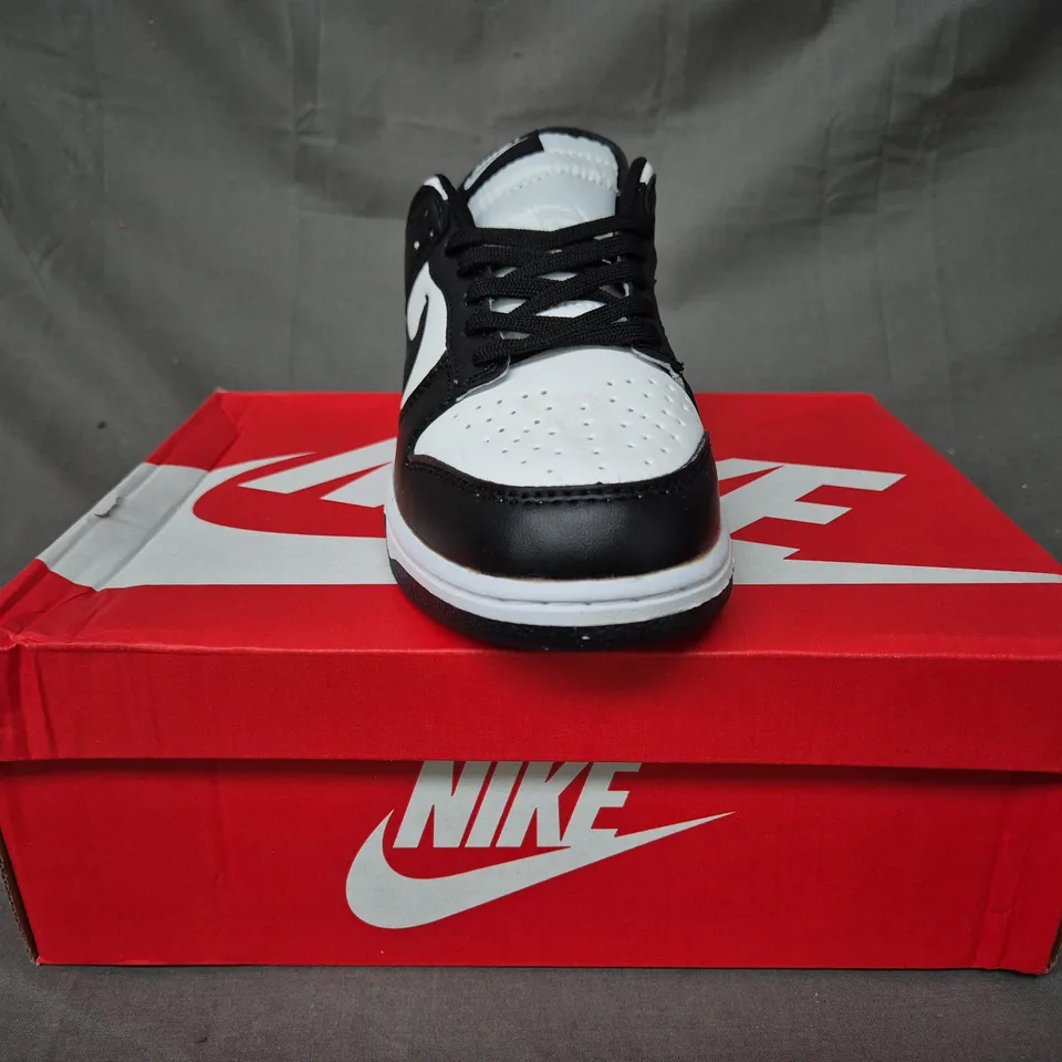 BOXED PAIR OF NIKE DUNK LOW RETRO SHOES IN BLACK/WHITE UK SIZE 8