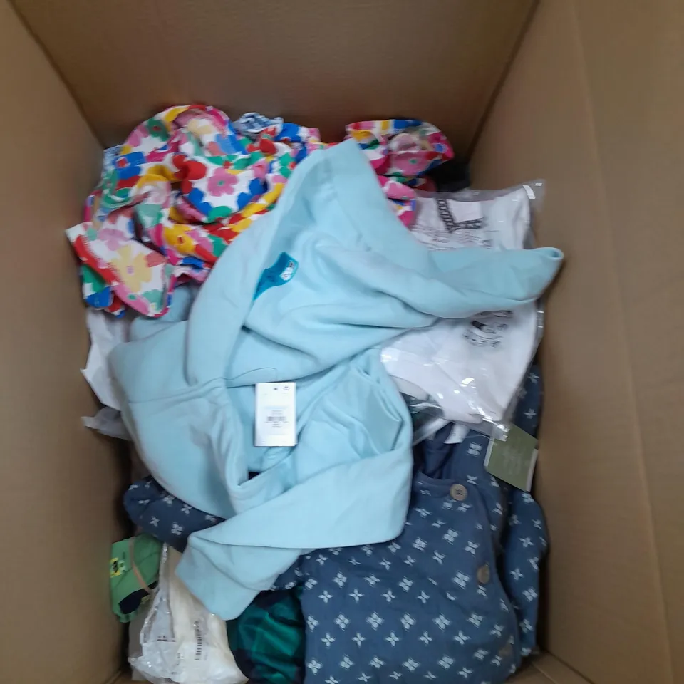 BOX OF ASSORTED CHILDRENS CLOTHING VARYING IN SIZE/COLOUR/STYLE TO INCLUDE:  TOPS, DRESSES, JUMPERS