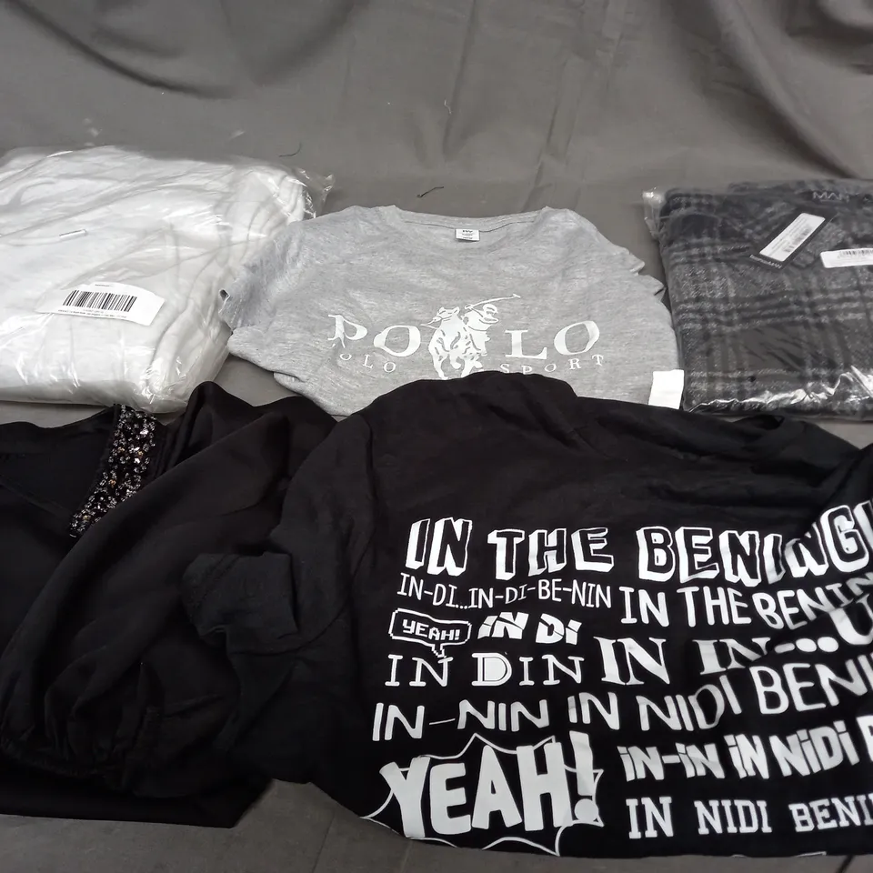 BOX OF APPROXIMATELY 25 ASSORTED CLOTHING ITEMS TO INCLUDE - SHIRT , T-SHIRT , TROUSERS ETC