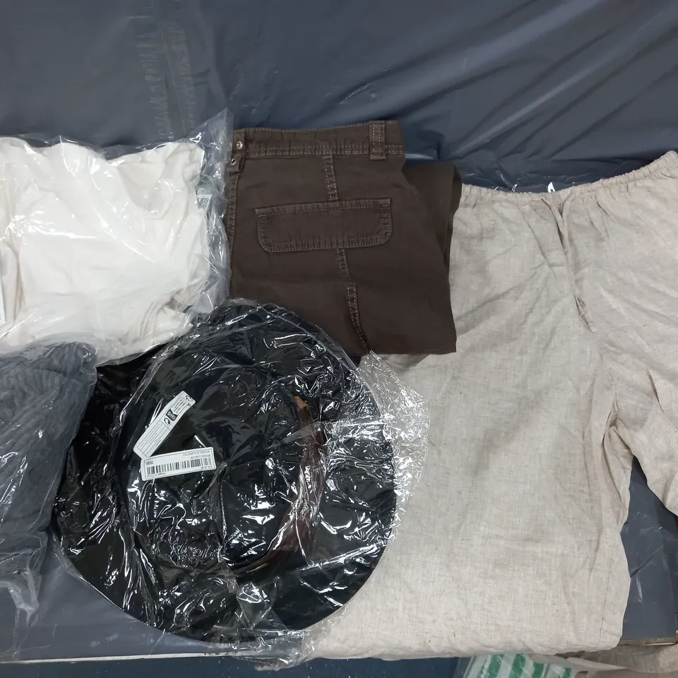 APPROXIMATELY 25 ASSORTED CLOTHING ITEMS IN VARIOUS SIZES TO INCLUDE HATS, SWEATERS, PANTS, ETC