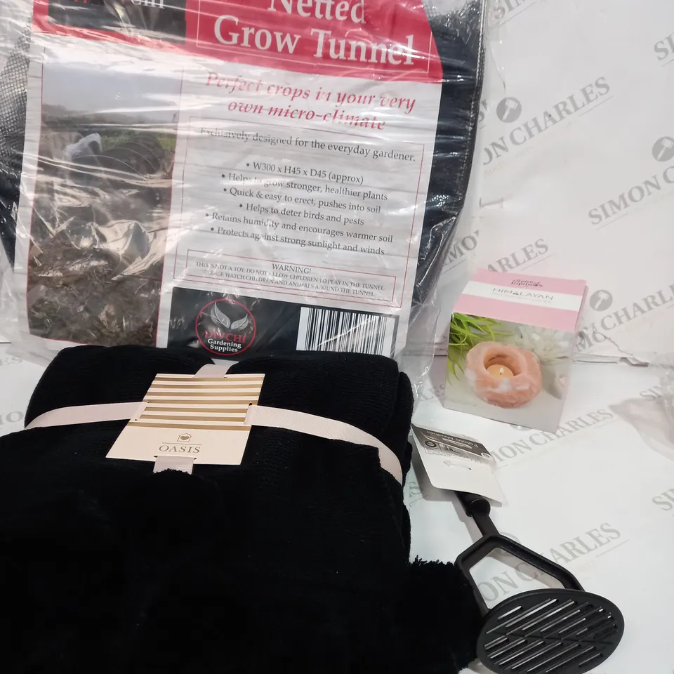 BOX OF APPROXIMATELY 10 ASSORTED ITEMS TO INCLUDE NETTED GROW TUNNEL, OASIS BLANKET, SALT HIMALAYAN TEALIGHT HOLDER ETC