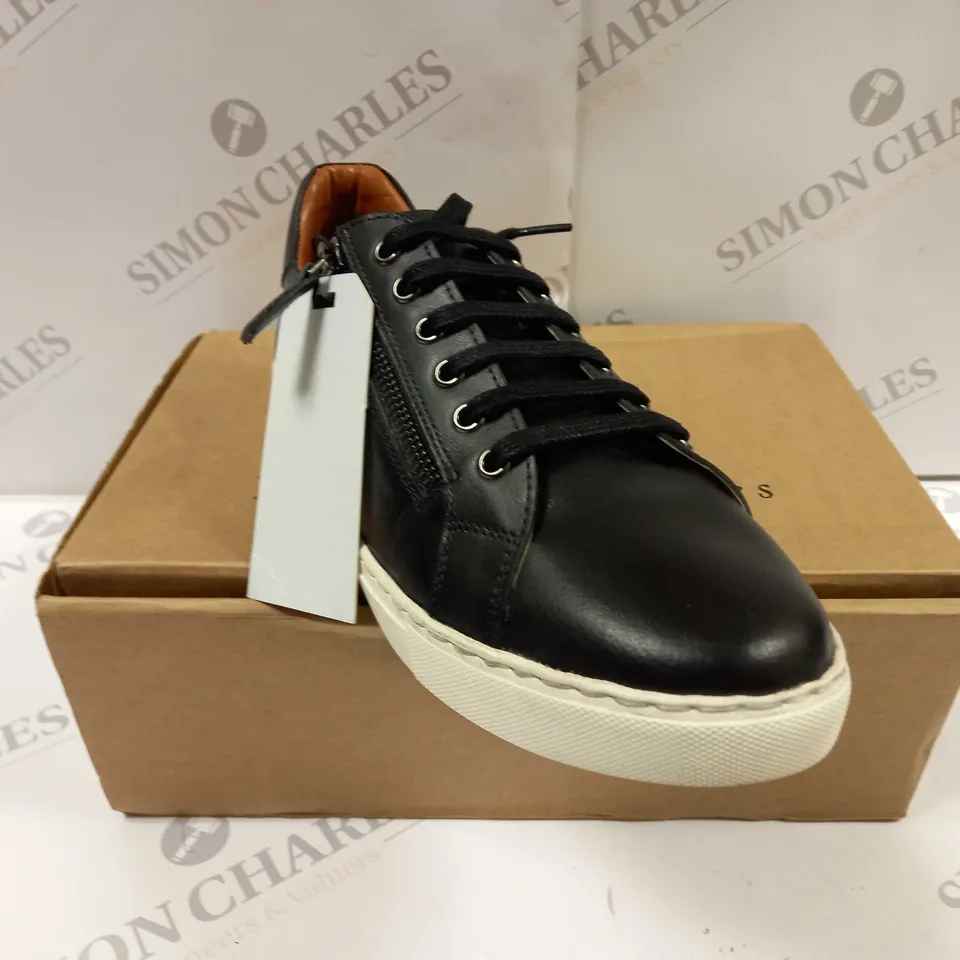 BOXED PAIR OF MAISON DE NIMES LEATHER ZIP SIDE TRAINERS IN BLACK - SIZE 7