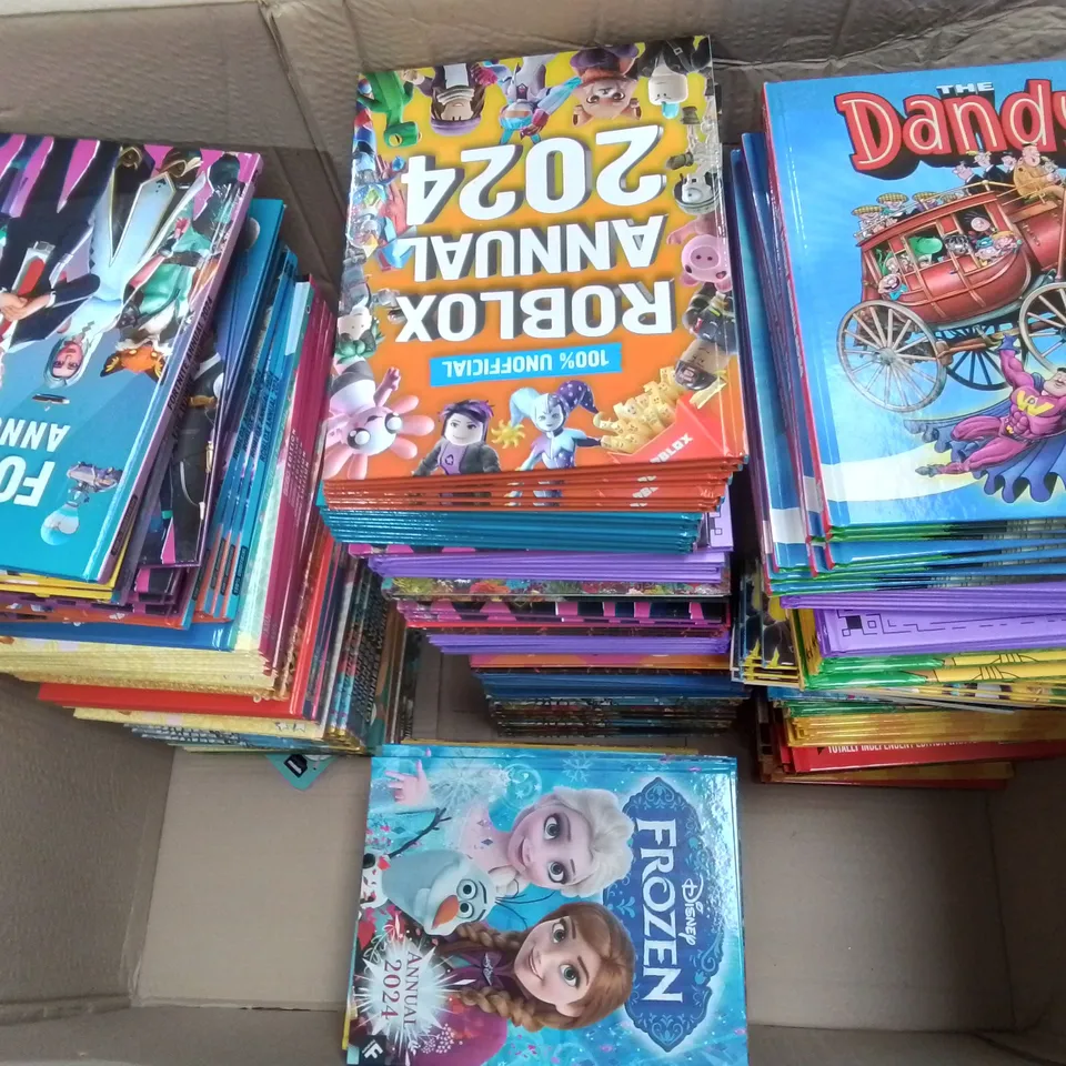 LARGE QUANTITY OF ASSORTED 2024 ANNUALS TO INCLUDE FORTNIGHT,  FROZEN, ROBLIX AND COCOMELON