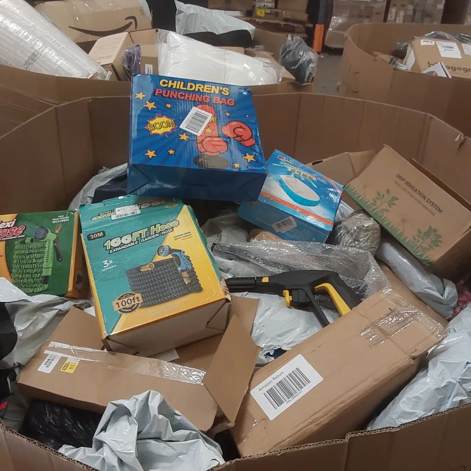 PALLET CONTAINING A LARGE QUANTITY OF ASSORTED HOSE PIPES, POOL INFLATABLES ECT