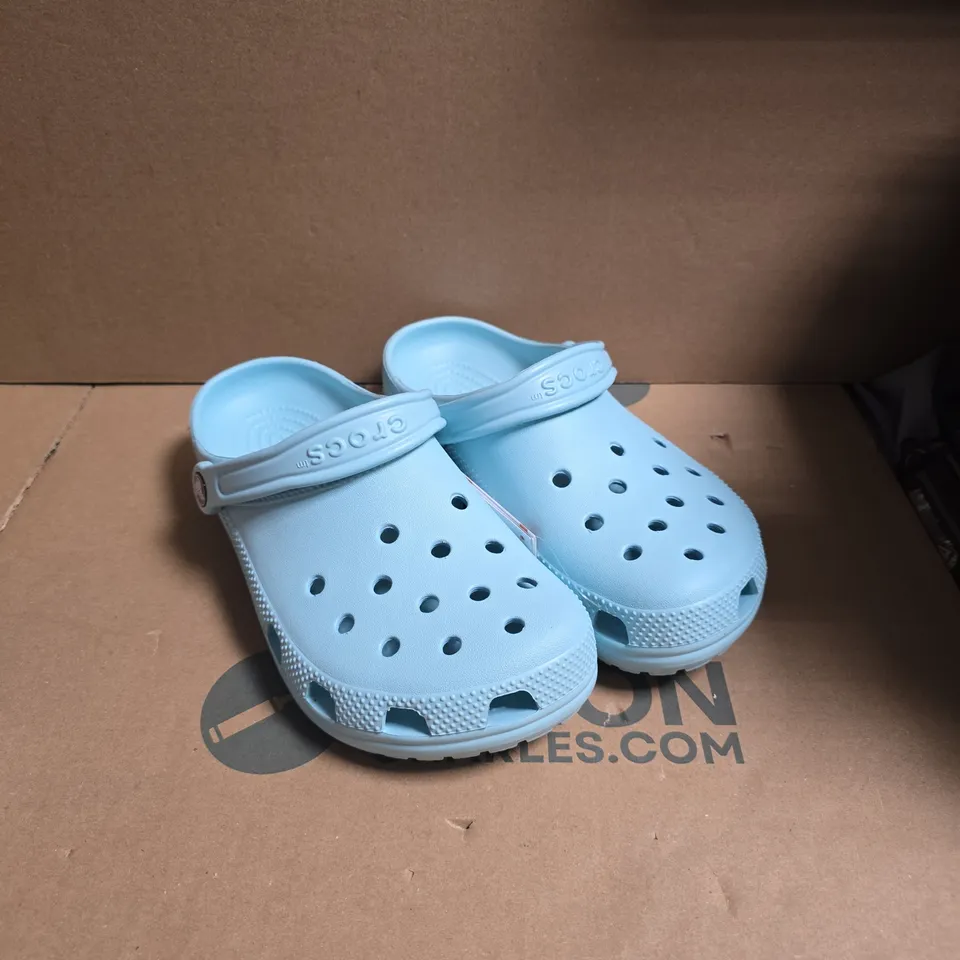 CROCS CLASSIC CLOG IN TEAL - JUNIOR SIZE 6 