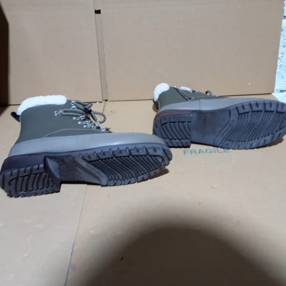 EMU AUSTRALIA OKAB DARK OLIVE BOOT SIZE 5 