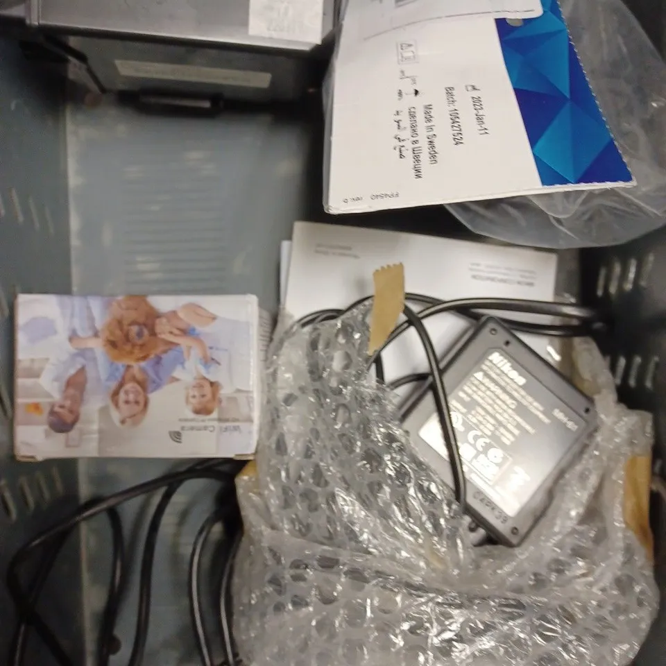 BOX OF APPROXIMATELY 10 ASSORTED ELECTRICAL PRODUCTS TO INCLUDE TRIPOD, WIRELESS EARPHONES, WIFI CAMERA ETC