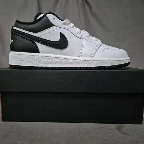 BOXED PAIR OF NIKE AIR JORDAN 1 LOW SHOES IN WHITE/BLACK UK SIZE 4.5