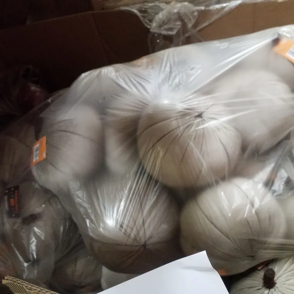 PALLET CONTAINING LARGE QUANTITY OF ASSORTED HALLOWEEN PLUSH PUMPKINS