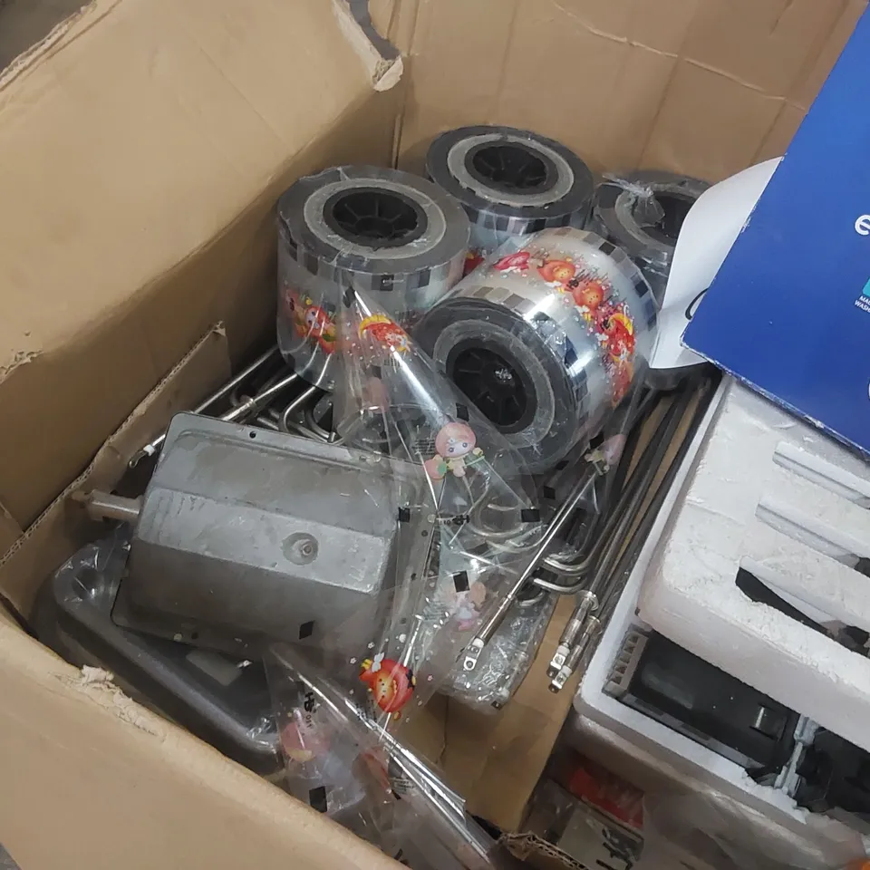 BOX OF ASSORTED ITEMS INCLUDING: SILENTNIGHT COMFORT CONTROL ELECTRIC BLANKET, CATERING SUPPLIES ECT