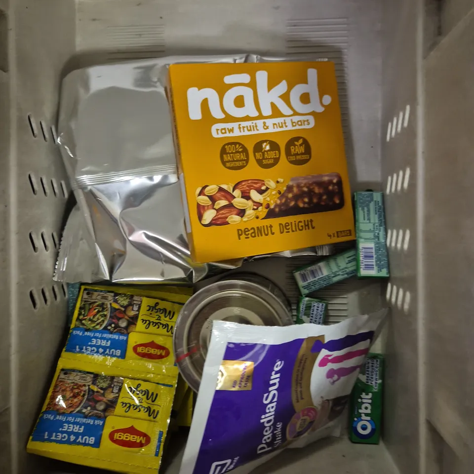 APPROXIMATELY 15 ASSORTED FOOD AND DRINK PRODUCTS TO INCLUDE - CADBURY MINI EGGS EGG - FORTNUM & MASON CHRISTMAS PLUM & STEM GINGER BISCUITS - RAWGORILLA ORGANIC FLAX SEED OIL - ETC - COLLECTION ONLY