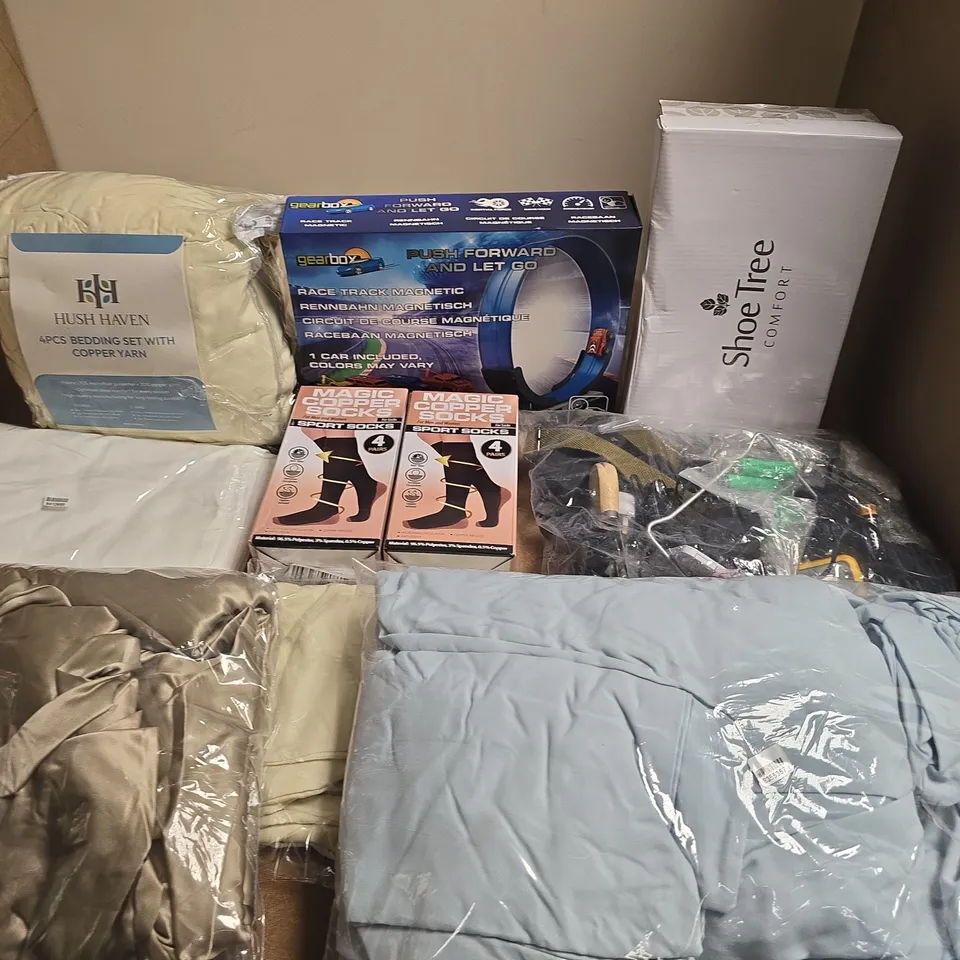 LOT OF ASSORTED HOUSEHOLD AND CLOTHING ITEMS TO INCLUDE HUSH HAVEN 4-PIECE BEDDING SET AND MAGIC COPPER SOCKS