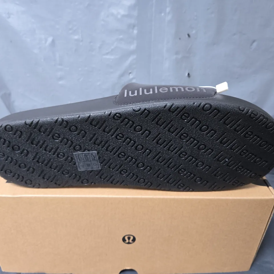 BOXED PAIR OF LULULEMON MENS RESTFEEL SLIDES IN BLACK - UK 10.5