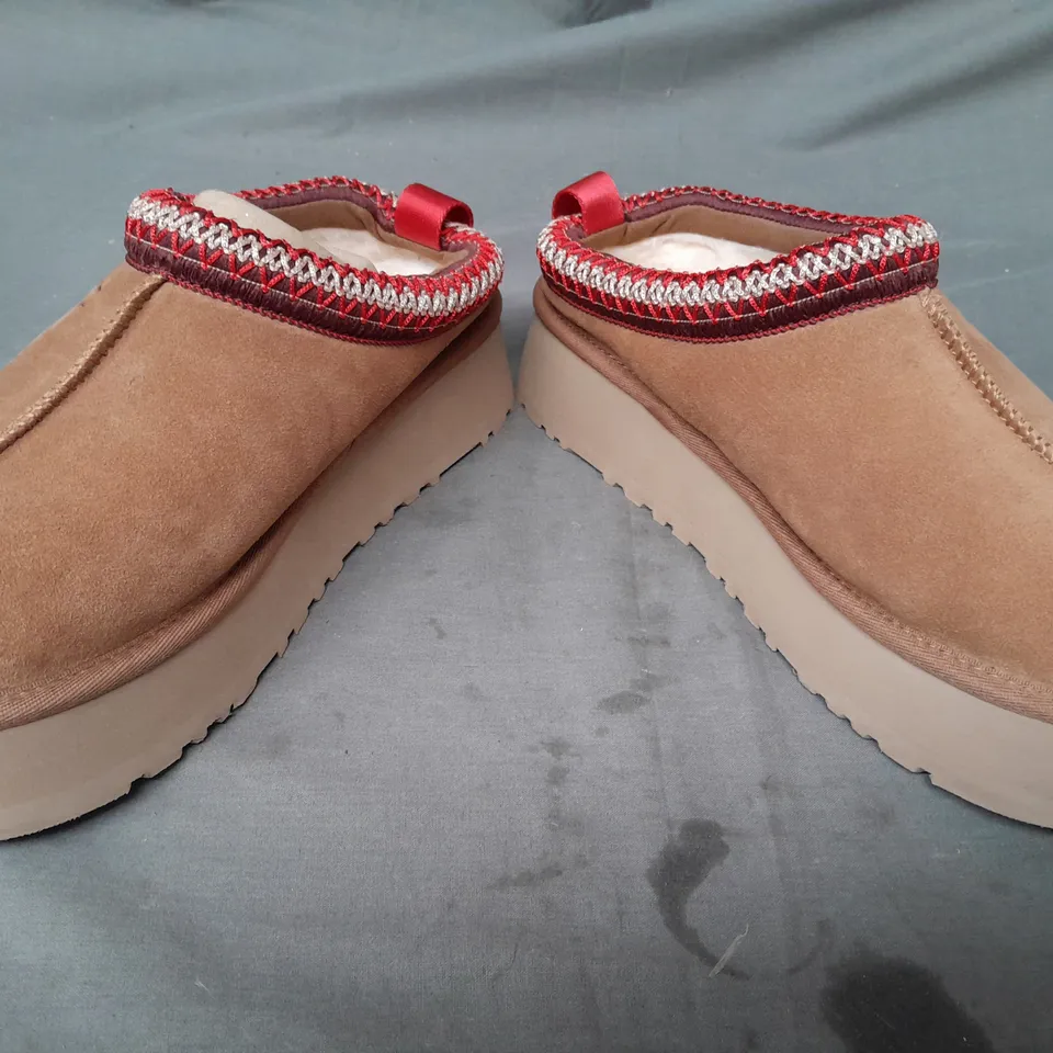 BOXED PAIR OF UGG SHOES IN CHESTNUT UK SIZE 5
