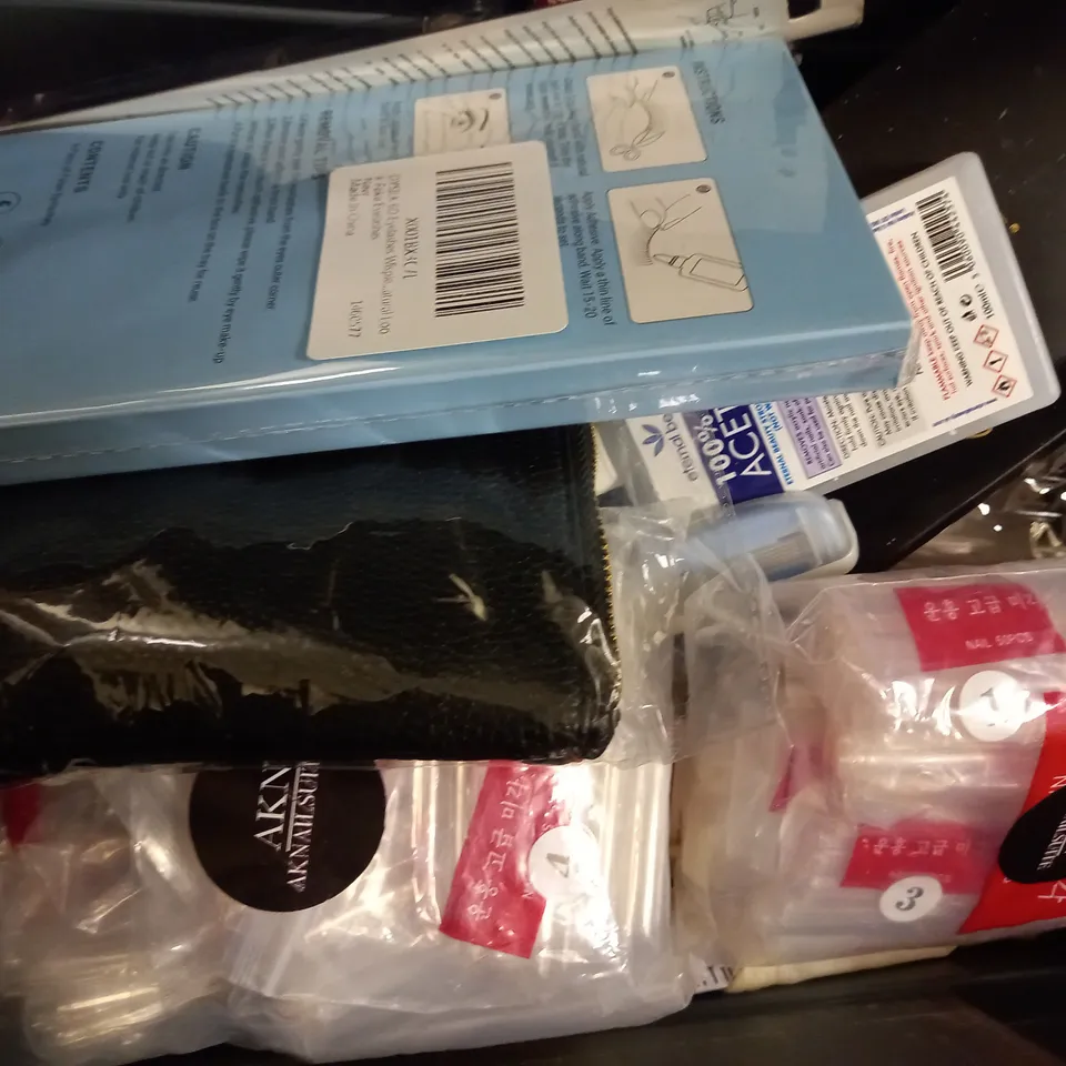 LOT OF APPROX 15 ASSORTED BEAUTY PRODUCTS TO INCLUDE BENEFIT MASCARA, MAC LIPSTICK, SOFT FOCUS AIRBRUSH CONCEALOR, ETC
