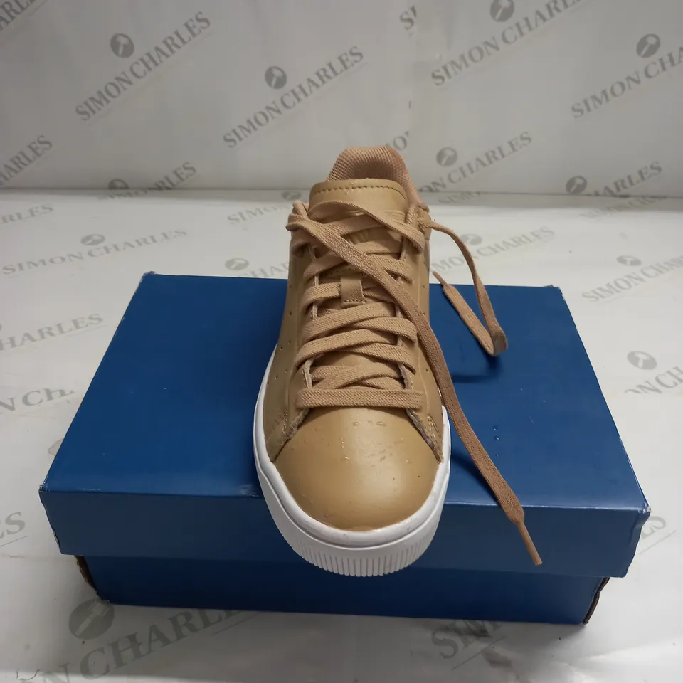 BOXED PAIR OF K-SWISS OF COURT FRASCO 2 TRAINERS IN WHITE - UK 4