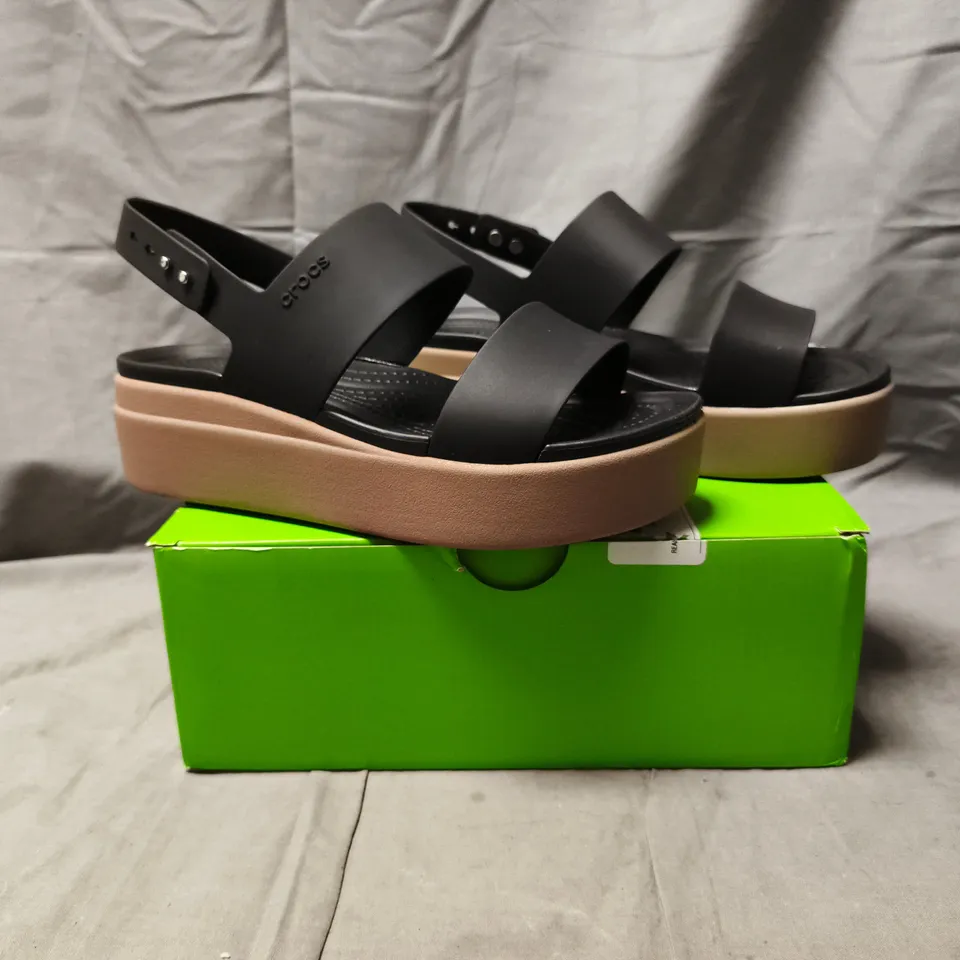 BOXED PAIR OF CROCS BROOKLYN LOW WEDGE OPEN TOE SANDALS IN BLACK/MUSHROOM UK SIZE 5