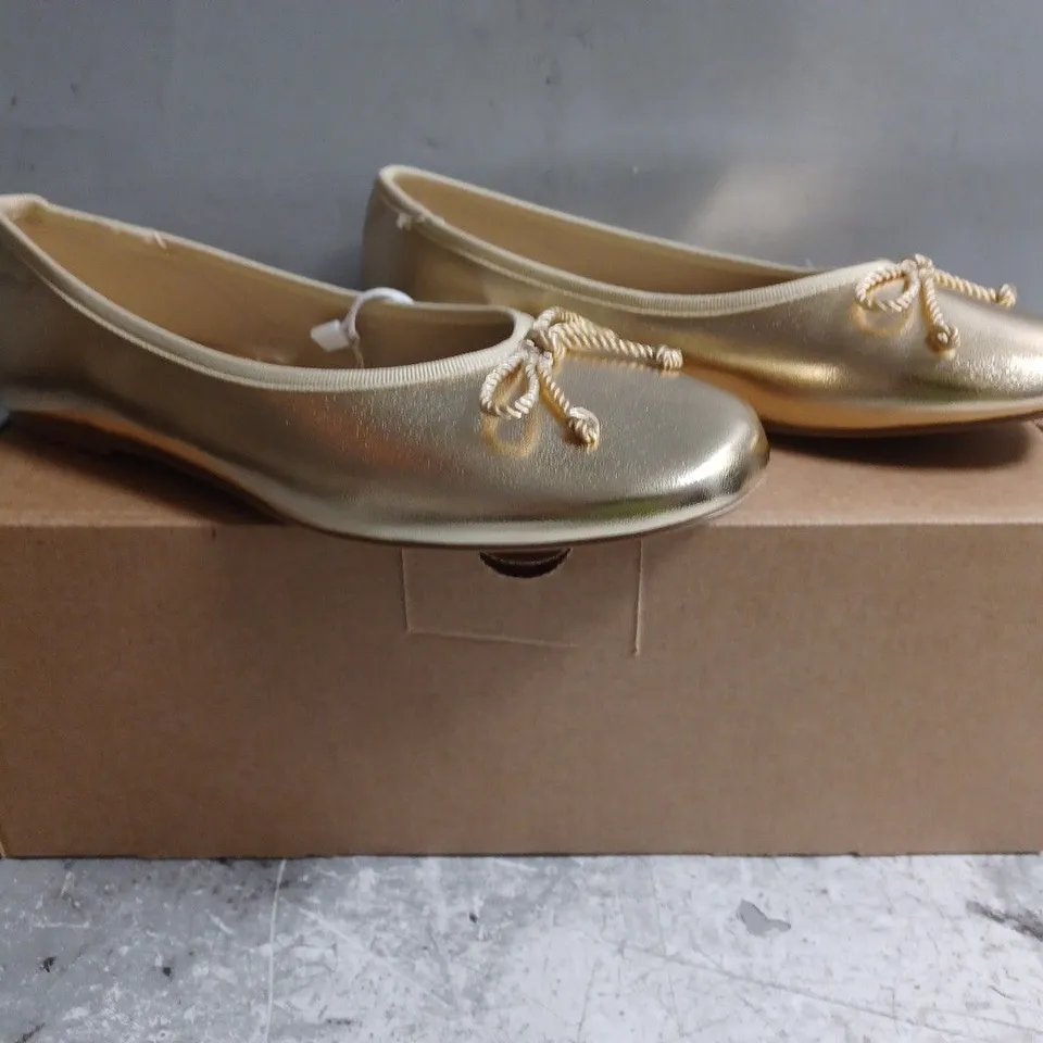 BOXED PAIR OF MANGO METALLIC BALLET FLATS WITH BOW IN GOLD SIZE EU 35