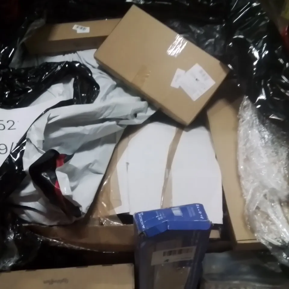 PALLET OF ASSORTED HOUSEHOLD GOODS AND PRODUCTS TO INCLUDE;RUG,REINDEER DECORATION,PLAYMAT