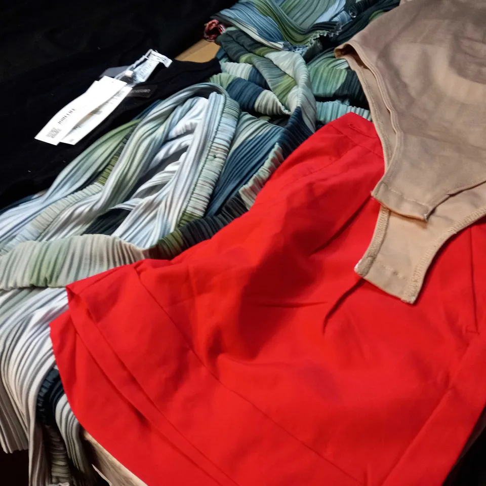 LOT OF APPROX 25 ASSORTED CLOTHING ITEMS VARYING IN SIZE/COLOUR/STYLE TO INCLUDE: TROUSERS, TOPS, DRESSES
